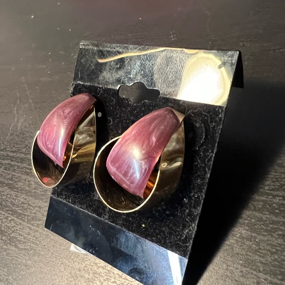 CUTE! Vintage Inspired Enamel & Gold Tone Earrings ✨ - Picture 3 of 9